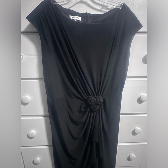 Jones New York Black Ruffled Shift Midi Dress with 3 Roses in Middle Size 14 W - Picture 3 of 9